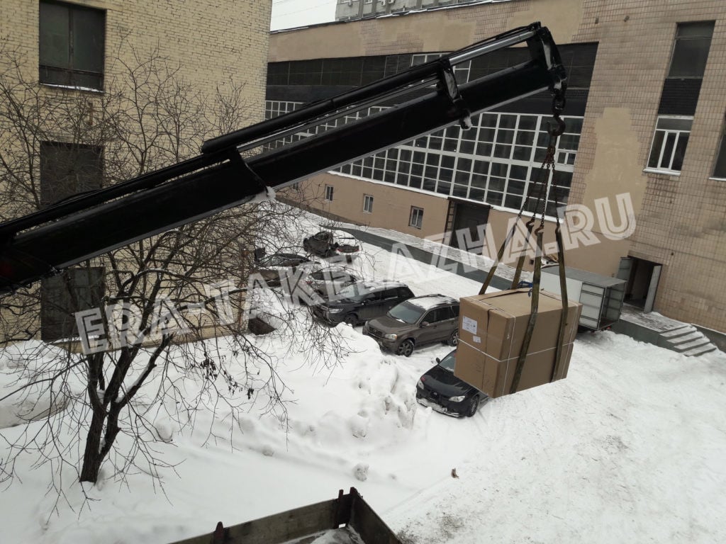 Подъем оборудования в оконный проем второго этажа