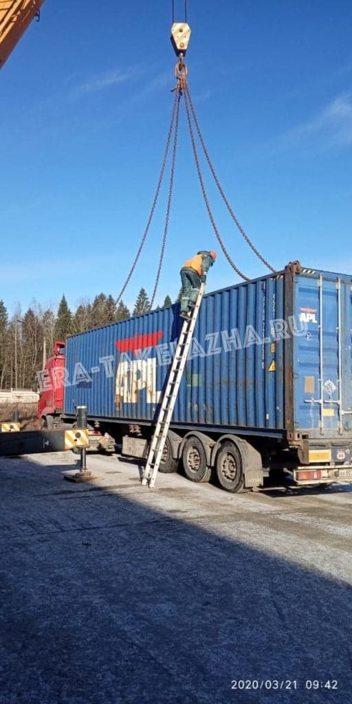 Разгрузка 25 контейнеров
